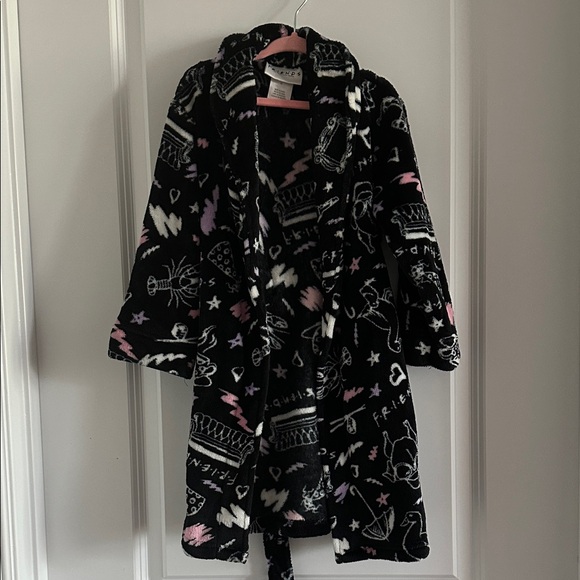 FRIENDS Brand Black and Pink Plush Belted Robe w/Friends Print - Size Girls XS - Picture 4 of 9